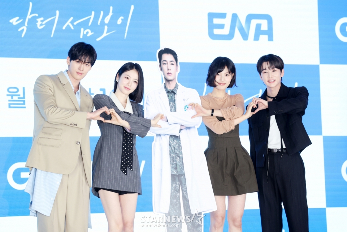 Los actores Hong Min-ki, Shin Ye-eun, Lee Soo-kyung y Kim Yun-woo posaron el 26 en el evento de presentación de la producción del drama de ENA 'Doctor Island Boy', celebrado en The Saint, en el distrito de Guro, Seúl. /2026.05.26 /Foto=Kim Hwi-seon hwijpg@