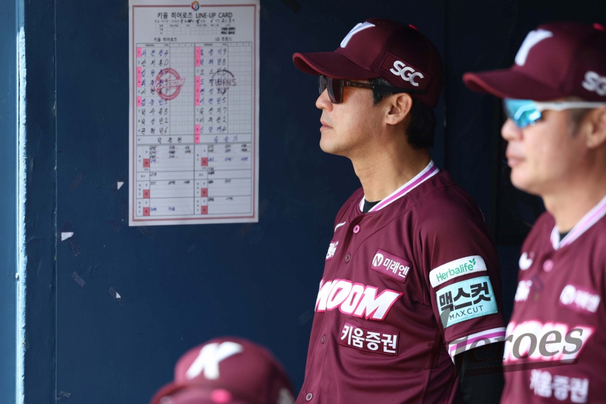 Seol Jong-jin (izquierda), entrenador de los Kiwoom Heroes. /Foto=proporcionado por Kiwoom Heroes