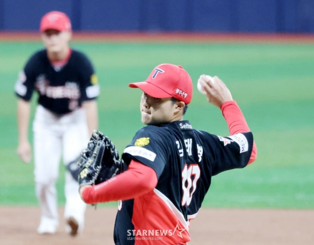 Cầu thủ ném bóng thuận tay phải của Kia Kim Tae-hyung bắt đầu trận đấu giữa Kia Tigerers và Kia Tigers tại Gocheok Sky Dome vào ngày 26.