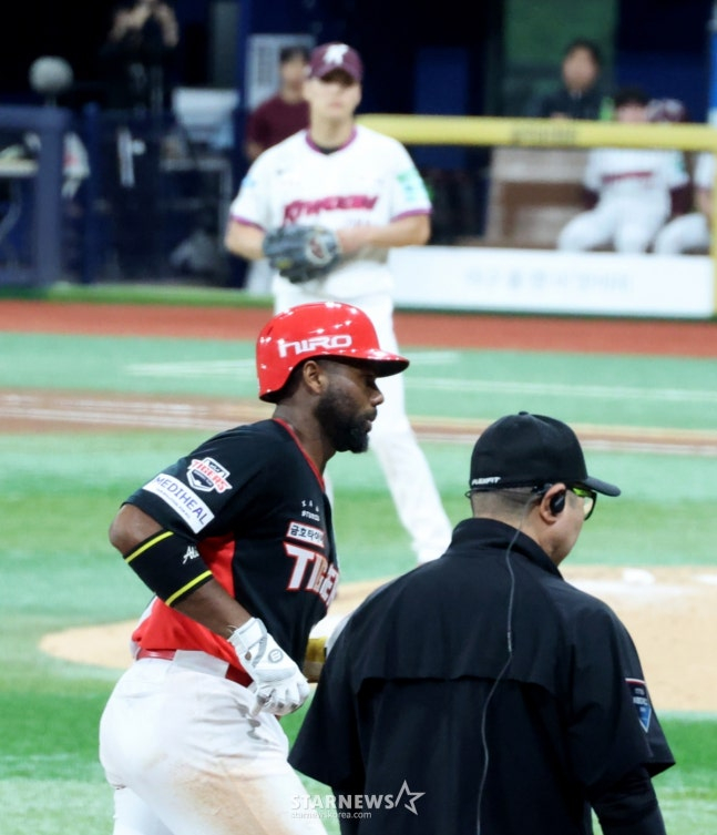 Aderlin, người đánh bóng thứ tư của Kia, đang về nhà sau khi đánh một cú home run solo ở đầu hiệp 6 của trận đấu giữa Kirum Heroes và Kia Tigerers tại Gocheok Sky Dome vào ngày 26.