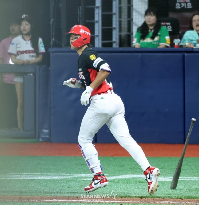 Kim Do-young, người đánh bóng thứ ba của Kia, đã ra sân với 3 điểm đánh trúng bóng và 2 base hit ở đầu hiệp thứ 7 của trận đấu giữa Kium Heroes và Kia Tigerers được tổ chức tại Gocheok Sky Dome vào ngày 26.