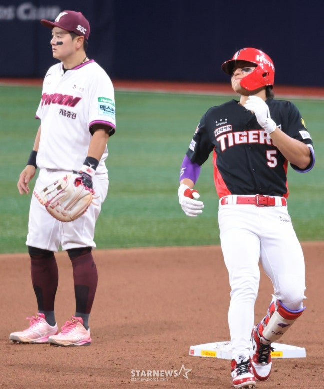 Kim Do-young, người đánh bóng thứ ba của Kia, đã ra sân với 3 điểm đánh trúng bóng và 2 base hit ở đầu hiệp thứ 7 của trận đấu giữa Kium Heroes và Kia Tigerers được tổ chức tại Gocheok Sky Dome vào ngày 26.