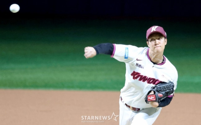 Kiwoom Heroes ace An Woo-jin starts and pitches in the 2026 KBO League Kiwoom Heroes vs. Kia Tigers game held at Gocheok Sky Dome on the 26th. /Photo=Senior reporter Kang Young-jo