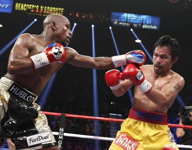 During the match between Manny Pacquiao (right) and Floyd Mayweather. /AFPBBNews=NEWS1