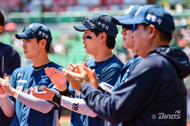 NC Dinos Park Gun-woo (в центре) аплодирует перед игрой. /Фото = Предоставлено NC Dinos.