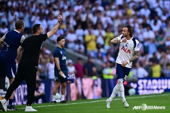 Manager Roberto De Zerbi (left) and James Maddison. /AFPBBNews=NEWS1