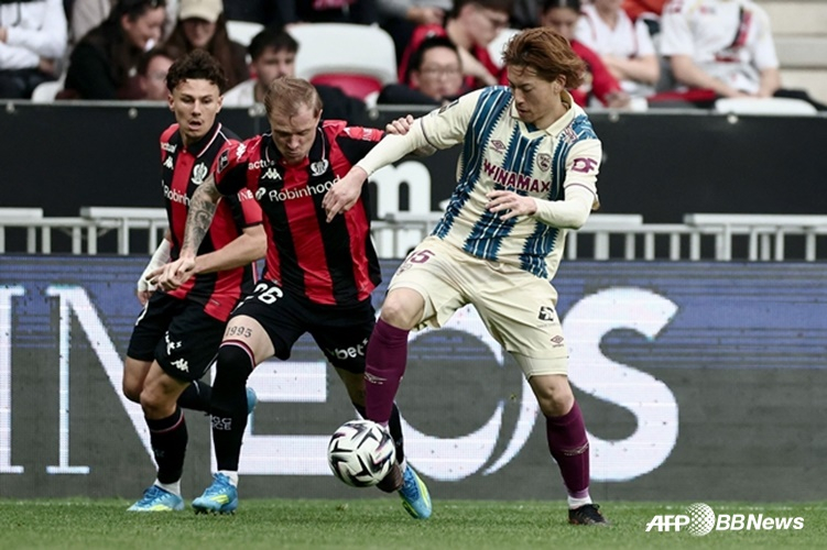 Ayumu Seko, defender for Le Havre (right). /AFPBBNews=NEWS1