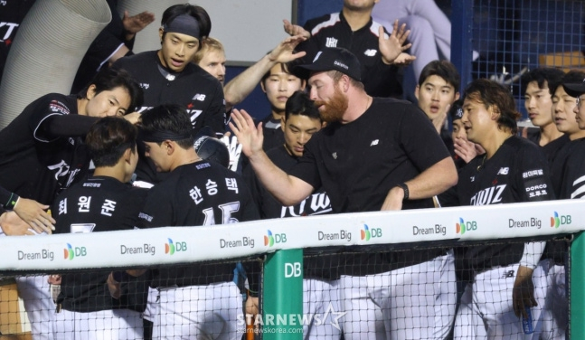 Choi Won-jun (bottom left) is greeted by teammates after hitting the home run. /Photo=Chief correspondent Kim Jin-kyung