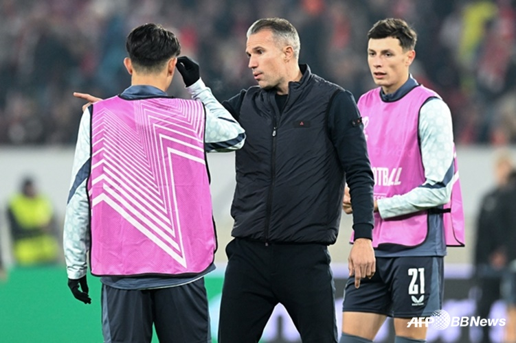Huấn luyện viên Robin van Persie (giữa) tại Watanabe Tsuyoshi (trái)./AFPBBNews=Tin tức 1