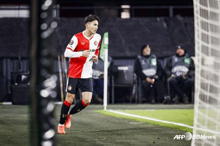Hậu vệ Feyenoord Watanabe Tsuyoshi. /AFPBBNews = Tin tức 1