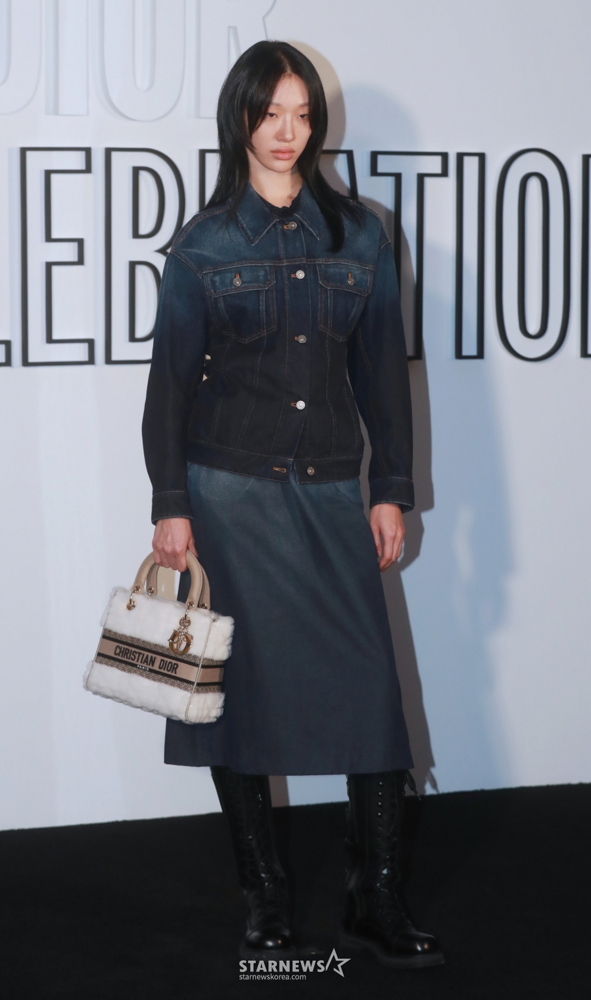 Chiều 1/4, người mẫu Choi So Ra đang tạo dáng tại buổi photo call triển lãm Lady Dior Celebration diễn ra tại cửa hàng Seongsu, Seongdong-gu, Seoul. /2023.09.01/Ảnh = Lee Dong Hoon