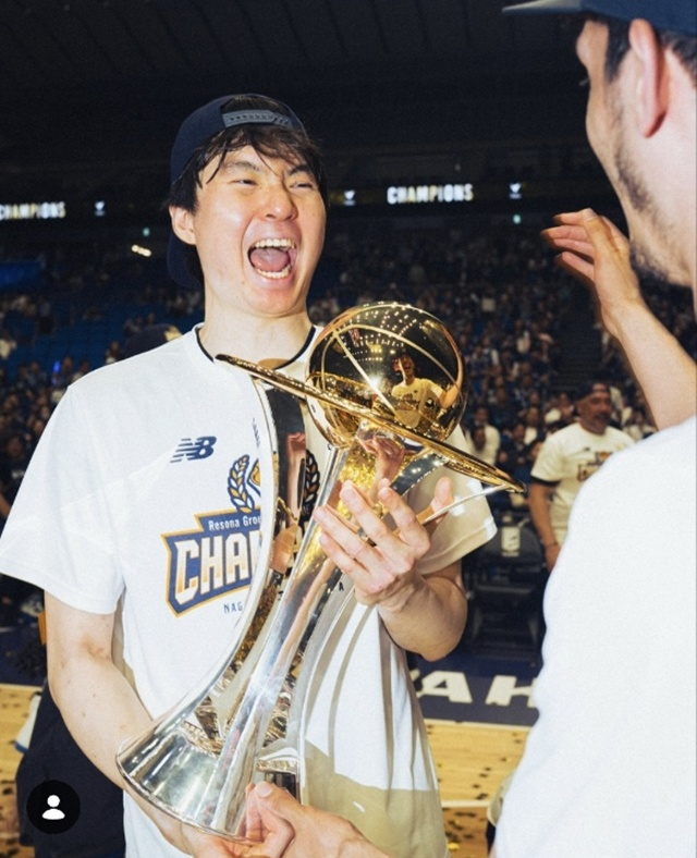 Lee Hyun-jung holding up the championship trophy. /Photo=Japanese B. League SNS
