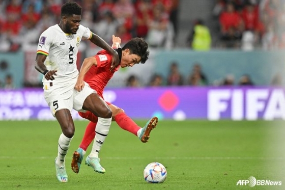 During the 2022 FIFA World Cup match, Hwang In-beom (right) and Thomas Partey are seen in a physical battle. /AFPBBNews=NEWS1