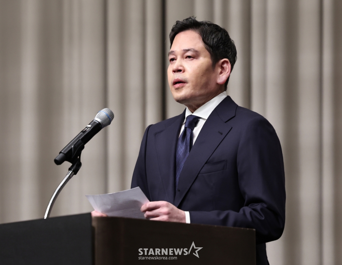 (Seoul=NEWS1) Reporter Gu Yun-seong = Shinsegae Group Chairman Jung Yong-jin is issuing a national apology regarding the Starbucks 'Tank Day' controversy at a press conference held at the Joseon Palace in Gangnam-gu, Seoul, on the morning of the 26th. 2026.5.26/NEWS1 Copyright © NEWS1. All rights reserved. Unauthorized reproduction, redistribution, and use for AI learning are prohibited. /Photo=NEWS1) Reporter Gu Yun-seong
