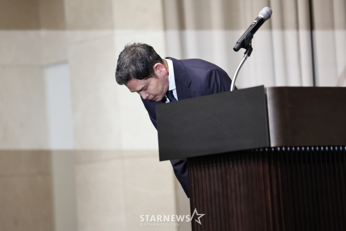 (Seoul=NEWS1) Reporter Gu Yun-seong = Shinsegae Group Chairman Jung Yong-jin is issuing a national apology regarding the Starbucks 'Tank Day' controversy at a press conference held at the Joseon Palace in Gangnam-gu, Seoul, on the morning of the 26th. 2026.5.26/NEWS1 Copyright © NEWS1. All rights reserved. Unauthorized reproduction, redistribution, and use for AI learning are prohibited. /Photo=NEWS1) Reporter Gu Yun-seong