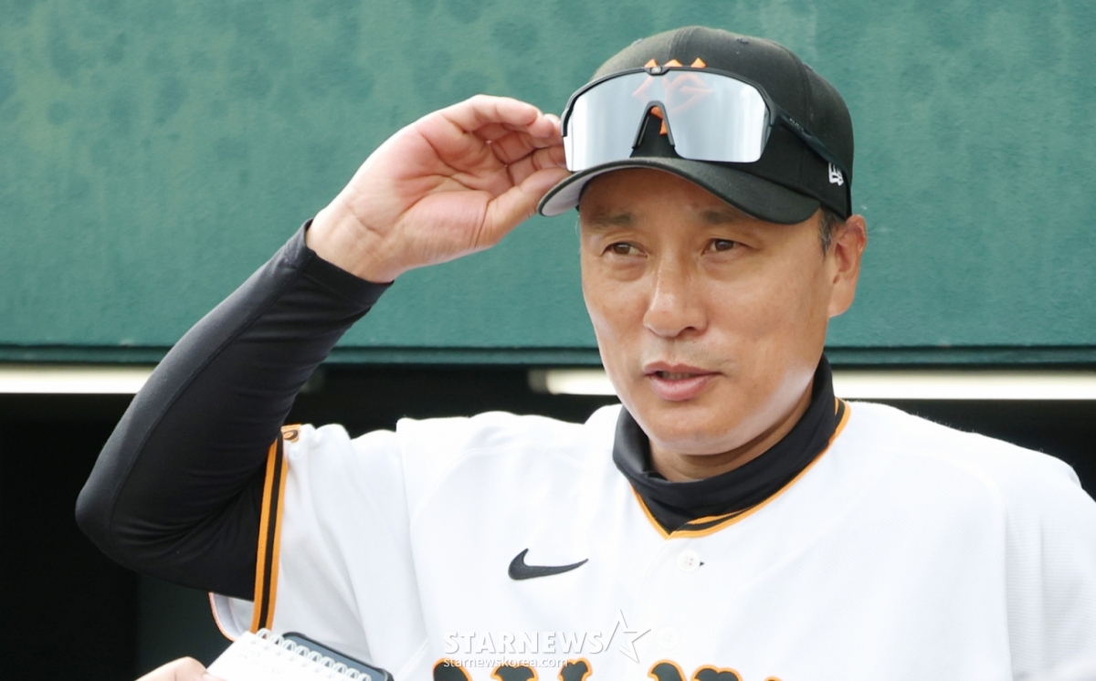 28-го числа Samsung Lions провели тренировочный матч с Yomiuri в Naha Cellular Statium в префектуре Окинава, Япония. Тренер Ёмиури Ли Сын Ёп дает интервью корейским репортерам после игры. /Фото = Ким Джин Кён.jinkyung@