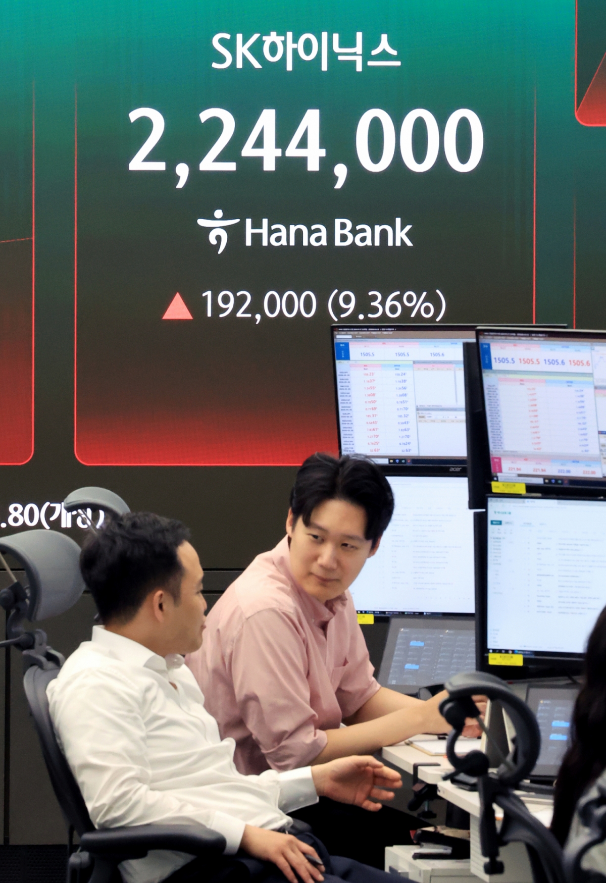 On the 27th, stock prices were displayed on a trading board at the Hana Bank dealing room in Jung-gu, Seoul, as Samsung Electronics and SK Hynix were included in a leveraged exchange-traded fund (ETF). /Photo provided by NEWS1