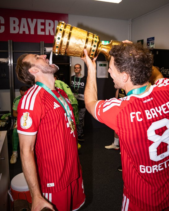 Harry Kane (left) drinking beer after the DFB Pokal victory. /Photo=Bayern Munich official social networking service (SNS)