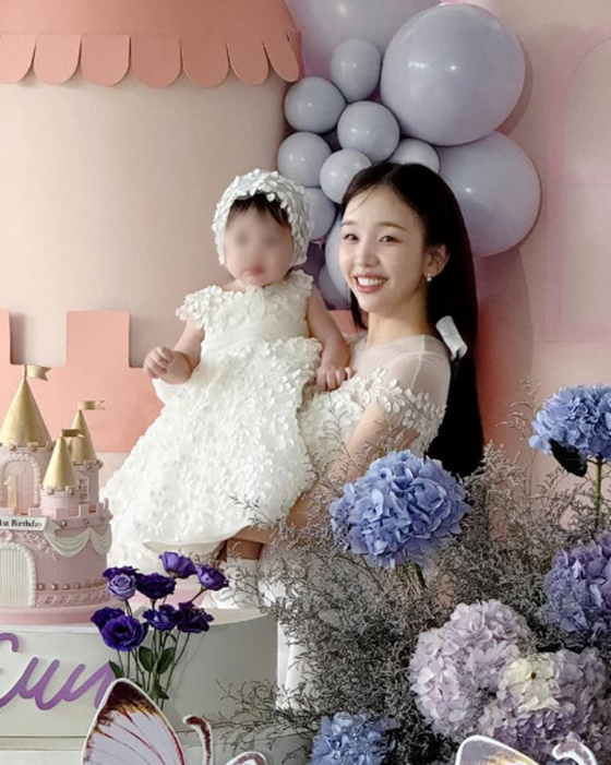 Baek Ah-yeon y su hija /foto=Redes sociales de Baek Ah-yeon