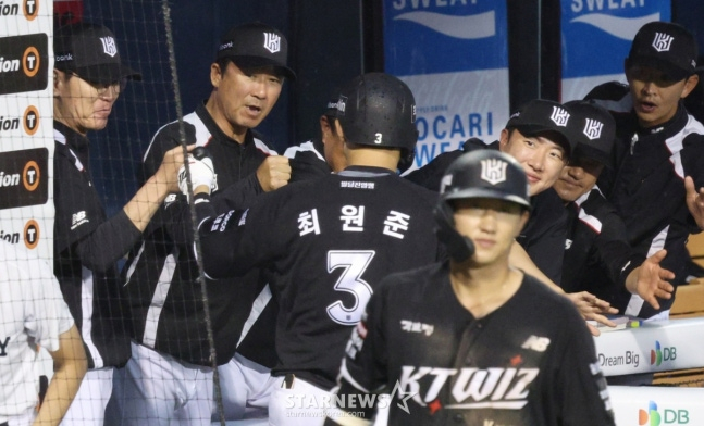 KT Choi Won-jun recibe los saludos del entrenador Lee Kang-cheol (a la izquierda) y otros tras conectar un jonrón. /Foto=corresponsal jefe Kim Jin-kyung