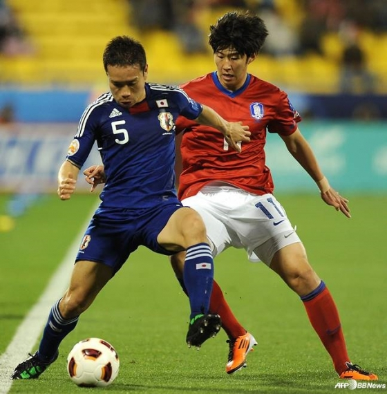 Vào thời điểm Cúp bóng đá châu Á 2011 (AFC) diễn ra, Nagatomo Yuto (trái) và Son Heung Min đang tranh giành bóng. /AFPBBNews = Tin tức 1