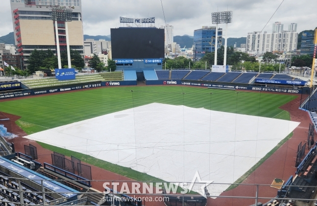 On the 27th, the entire Changwon NC Park is covered with a large tarp. /Photo=Reporter Ahn Ho-geun