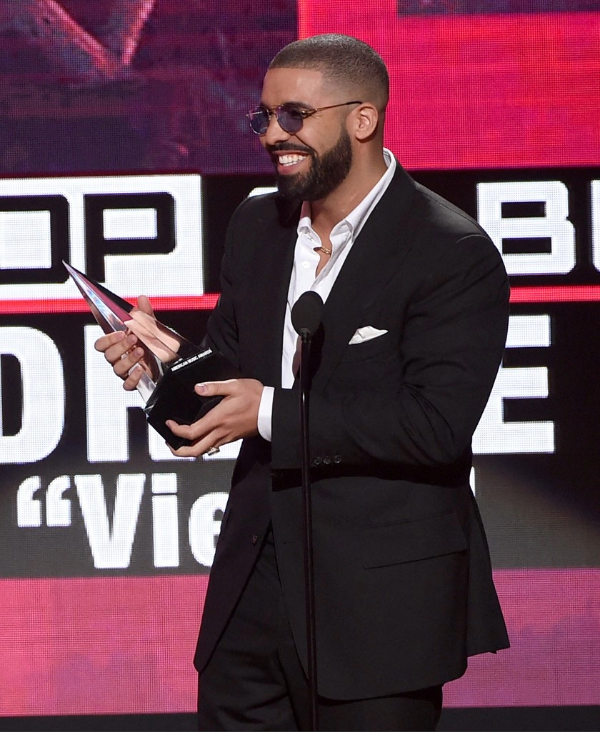Drake, who won an award at the 2016 American Music Awards /AFPBBNews=NEWS1=StarNews