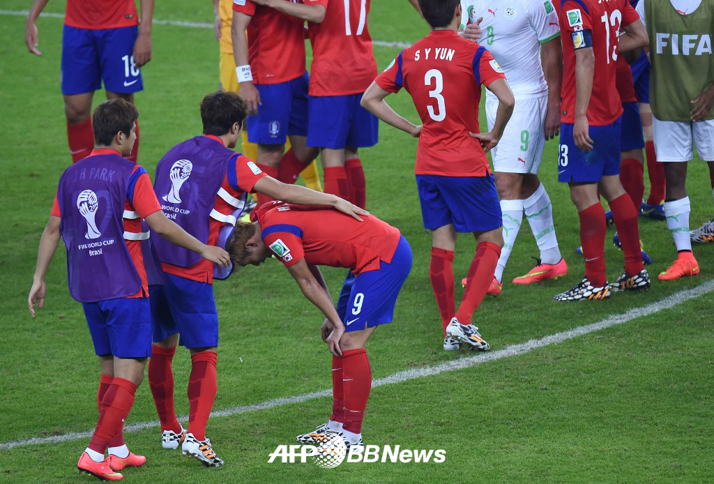 Son Heung-min, tras la derrota contra Argelia en el Mundial de Brasil 2014, muestra su pesar. /AFPBBNews=News1