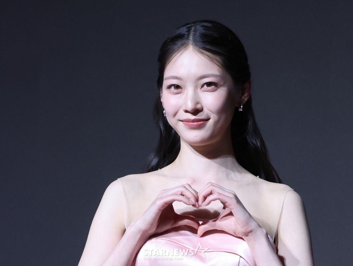 [Seoul=NEWSIS] Reporter Jo Su-jeong = Actress Gong Seung-yeon poses during the photo session at the production presentation for MBC's Friday-Saturday drama '21st Century Grand Duchess' held at Seoul Gangnam-gu's Joseon Palace SeoulGangnam on the afternoon of the 6th. '21st Century Grand Duchess' will begin broadcasting on the 10th. 2026.04.06. chocrystal@newsis.com /Photo=Jo Su-jeong