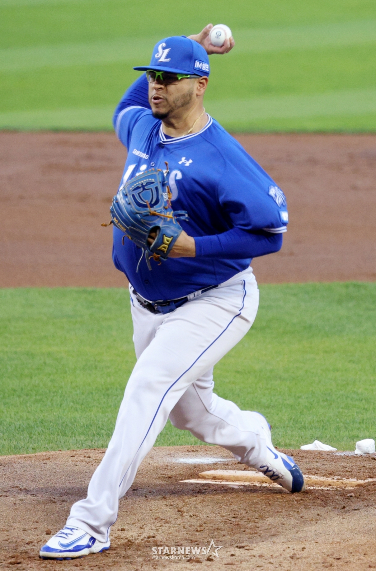 The 2026 Shinhan SOL KBO League game between Doosan Bears and Samsung Lions was held at Seoul Jamsil Baseball Stadium on the 28th. Samsung's starting pitcher Ariel Huardo is pitching. / Photo=Kim Jin-kyung kim.jinkyung@
