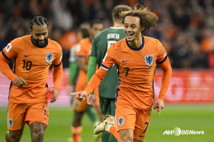 Memphis Depay (left) and Xavi Simons. /AFPBBNews=NEWS1