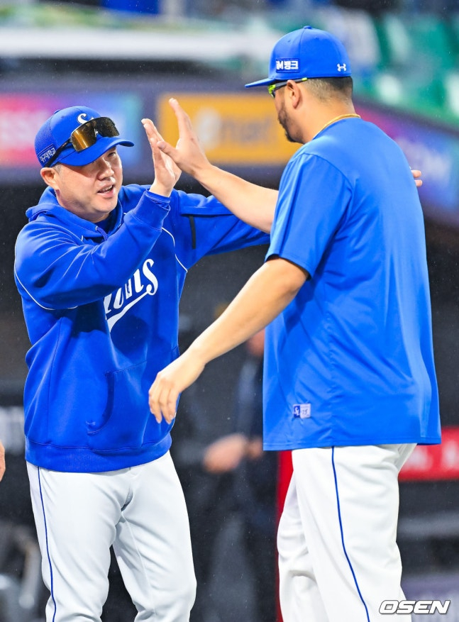 Samsung Lions manager Park Jin-man (left) and Hiroto are having a conversation with Haifa.
