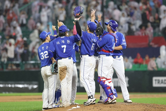 Players are performing a victory ceremony. /Photo=Samsung Lions