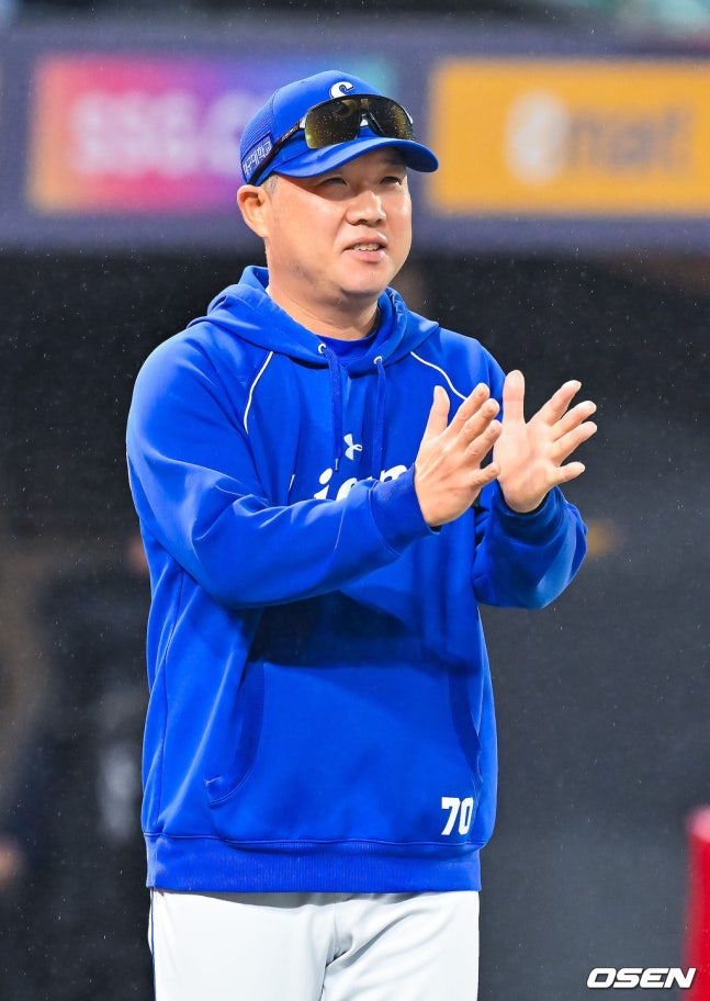 Samsung Lions manager Park Jin-man encourages his players.
