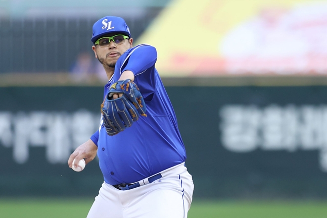 27日、SSG相手に力投するフラド。 /写真=三星ライオンズ