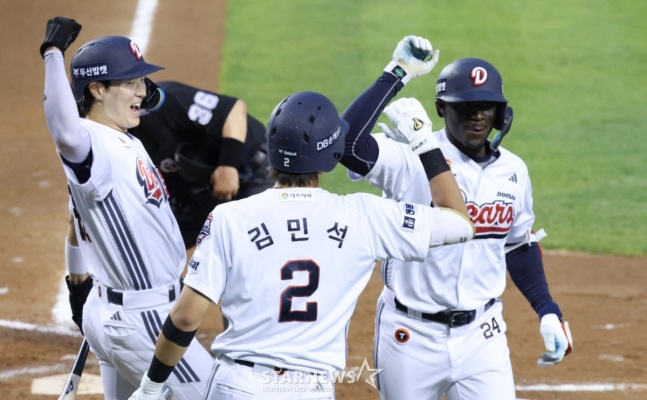 Doosan's Cameron (right) rounds the bases after hitting a two-run home run in the bottom of the third inning against KT on the 27th. /Photo=Chief correspondent Kim Jin-kyung