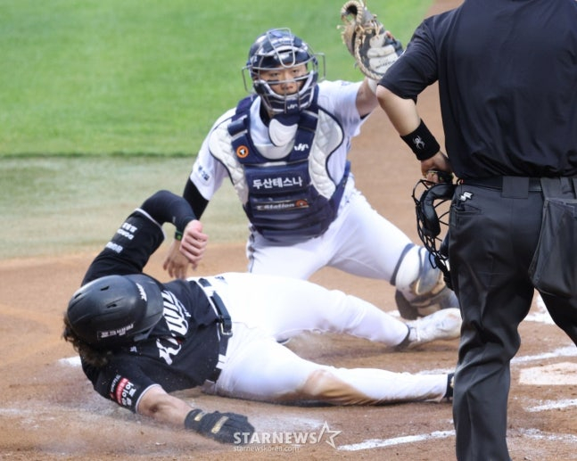 Doosan catcher Yoon Jun-ho (right) tags out Hilliard at home plate in the top of the second. /Photo=Chief correspondent Kim Jin-kyung