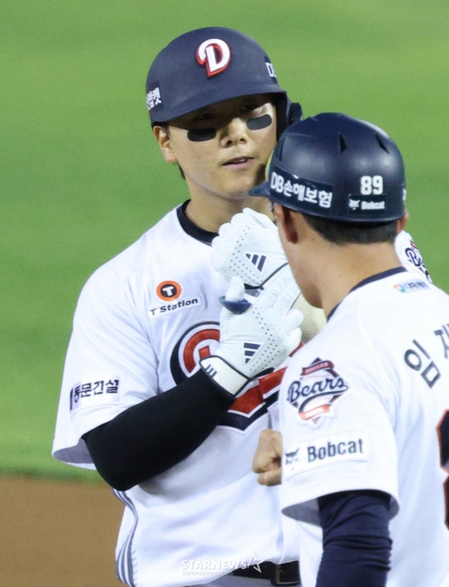 Yoon Jun-ho (left) hits a two-run single in the bottom of the fourth. /Photo=Chief correspondent Kim Jin-kyung