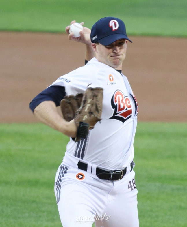 Doosan's Benjamin pitches against his former team KT on the 27th. /Photo=Chief correspondent Kim Jin-kyung