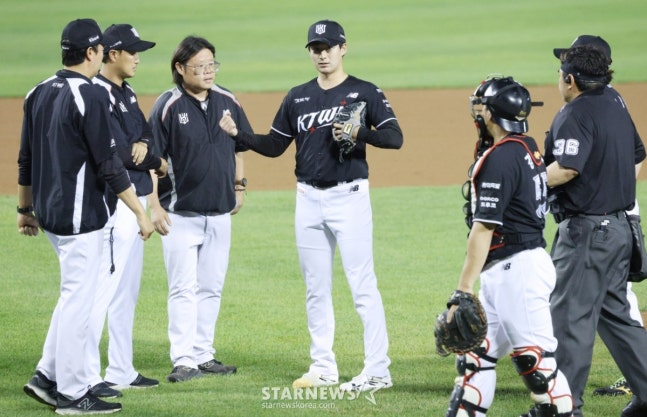 KT pitcher Sugimoto (center) is substituted after being hit by a batted ball from Doosan's Jo Su-hyeong in the bottom of the sixth. /Photo=Chief correspondent Kim Jin-kyung