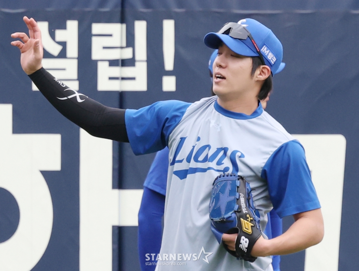 The 2026 Shinhan SOL KBO League Samsung Lions vs. SSG Landers game was held on the 22nd at Daegu Samsung Lions Park. Samsung's Won Tae-in is conducting pitching training in the outfield. /Photo=Senior reporter Kim Jin-kyung kim.jinkyung@