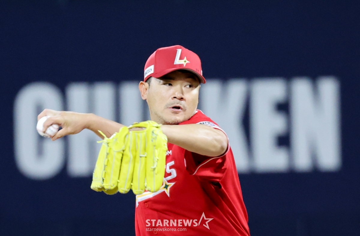 Veteran saves champion Noh Kyung-eun is seen pitching hard in the bottom of the 8th inning of the 2026 KBO League match between KT Wiz and SSG Landers at Wiz Park on the 12th. 2026.05.12. /Photo=Senior reporter Kang Young-jo cameratalks@