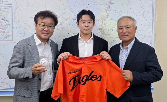 Park Sang-mok (giữa) đã đến thăm và chụp ảnh kỷ niệm tại Yeoncheon Miracle sau khi gia nhập Hanwha vào ngày 26. /Ảnh = Cung cấp Miracle ở Yeoncheon