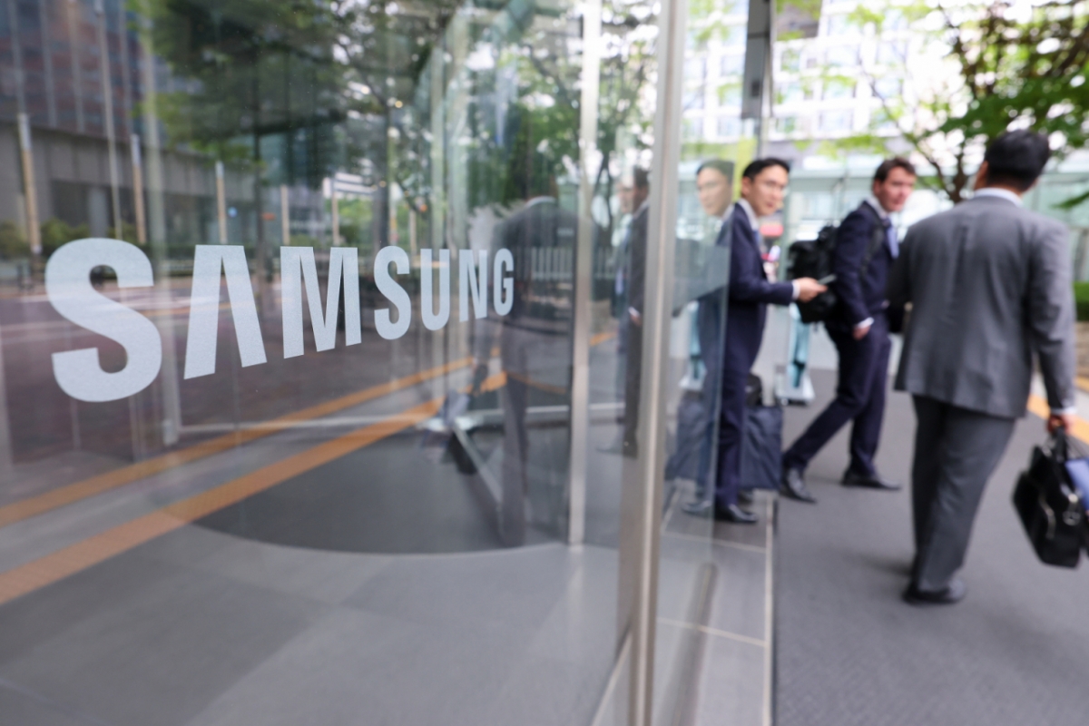 On the 27th, when Samsung Electronics' labor-management collective bargaining was finally concluded, employees were seen entering and exiting the Samsung Electronics Seocho headquarters. /Photo provided by NEWS1