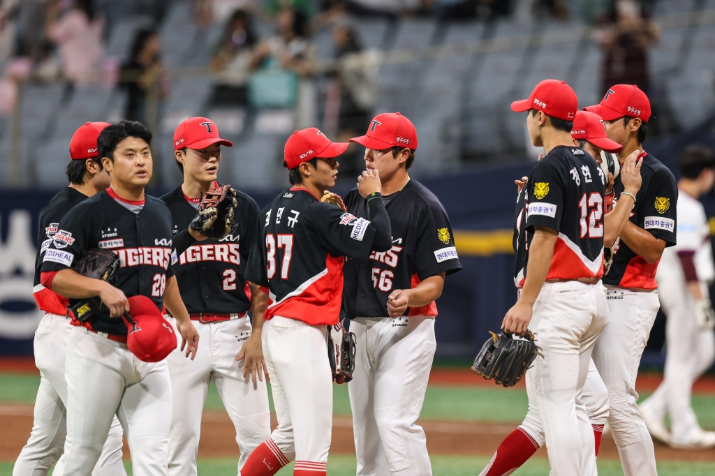 KIAタイガースの選手たちが27日、高尺キウムヒーローズ戦で勝利後、喜んでいる。 /写真=KIAタイガース提供