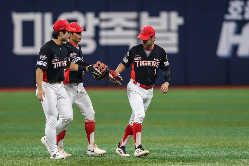 KIAタイガースの選手たちが27日、高尺キウムヒーローズ戦で勝利後、喜んでいる。 /写真=KIAタイガース提供