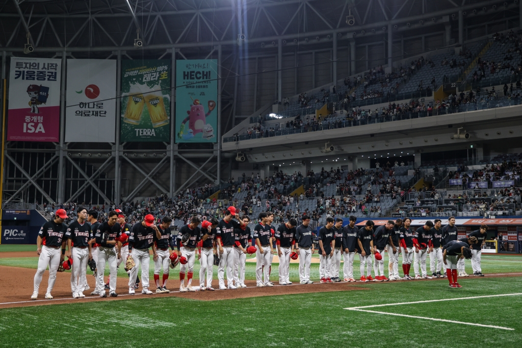 KIAタイガースの選手たちが27日、高尺キウムヒーローズ戦で勝利後、ファンに挨拶している。 /写真=KIAタイガース提供
