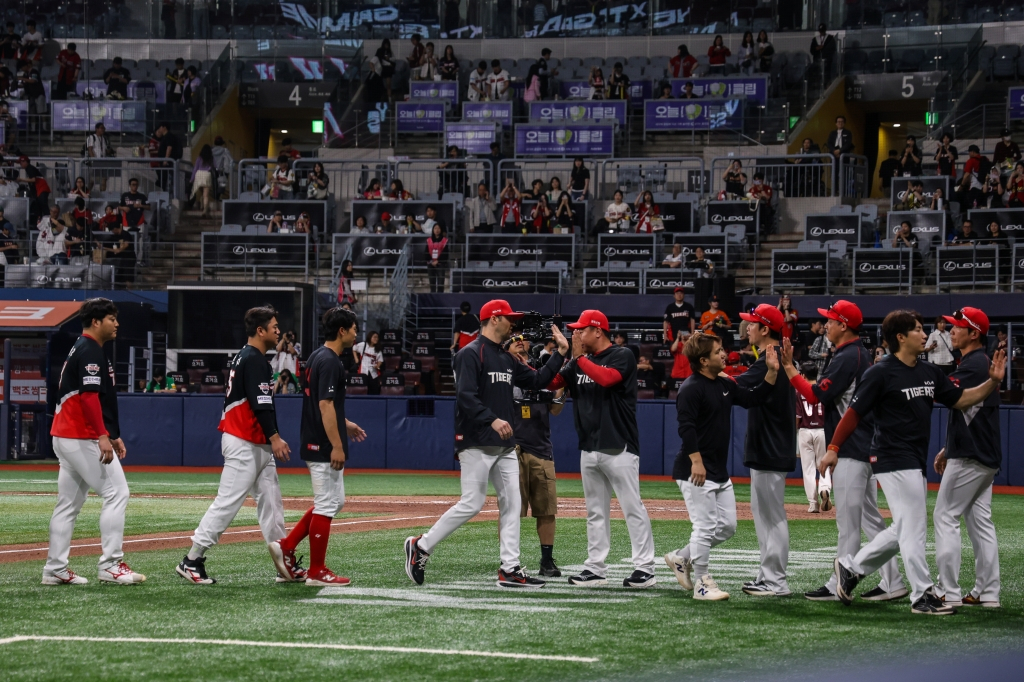 KIAタイガースの選手たちが27日、高尺キウムヒーローズ戦で勝利後、喜んでいる。 /写真=KIAタイガース提供