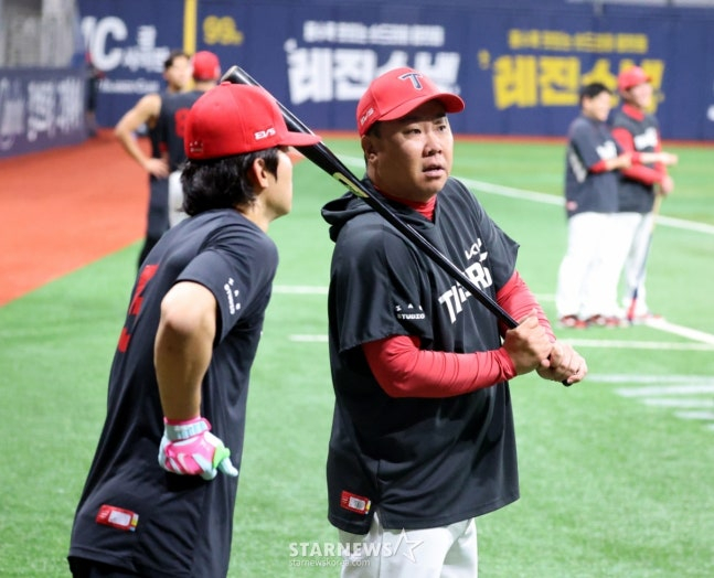 KIA Tigers Kim Do-young (left) and manager Lee Beom-ho. /Photo=Senior reporter Kang Young-jo