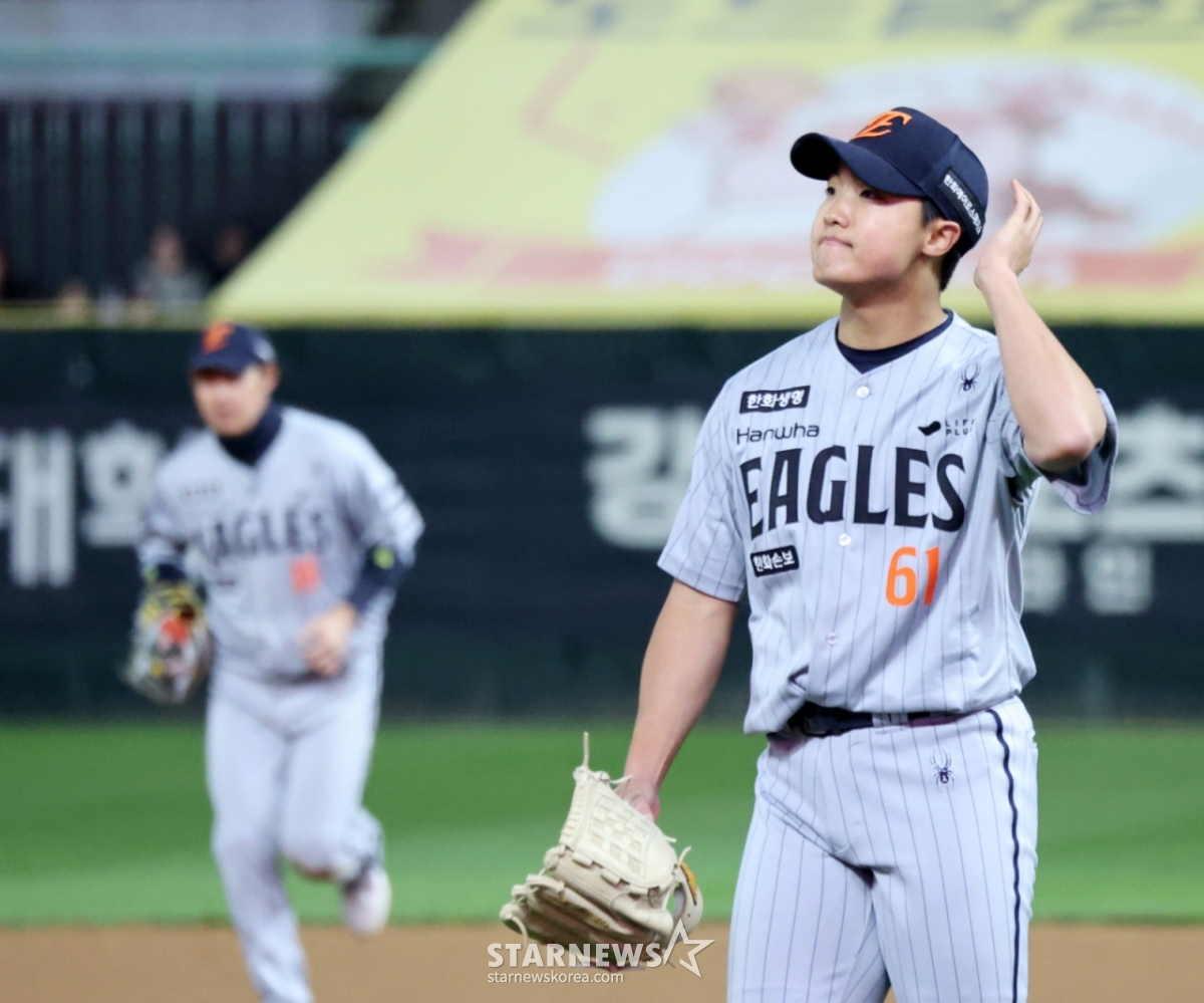 Hanwha Eagles' Jung Woo-ju heads to the dugout after holding the line without allowing a run during a road game against the SSG Landers on the 7th of last month. /Photo=Senior reporter Kang Young-jo